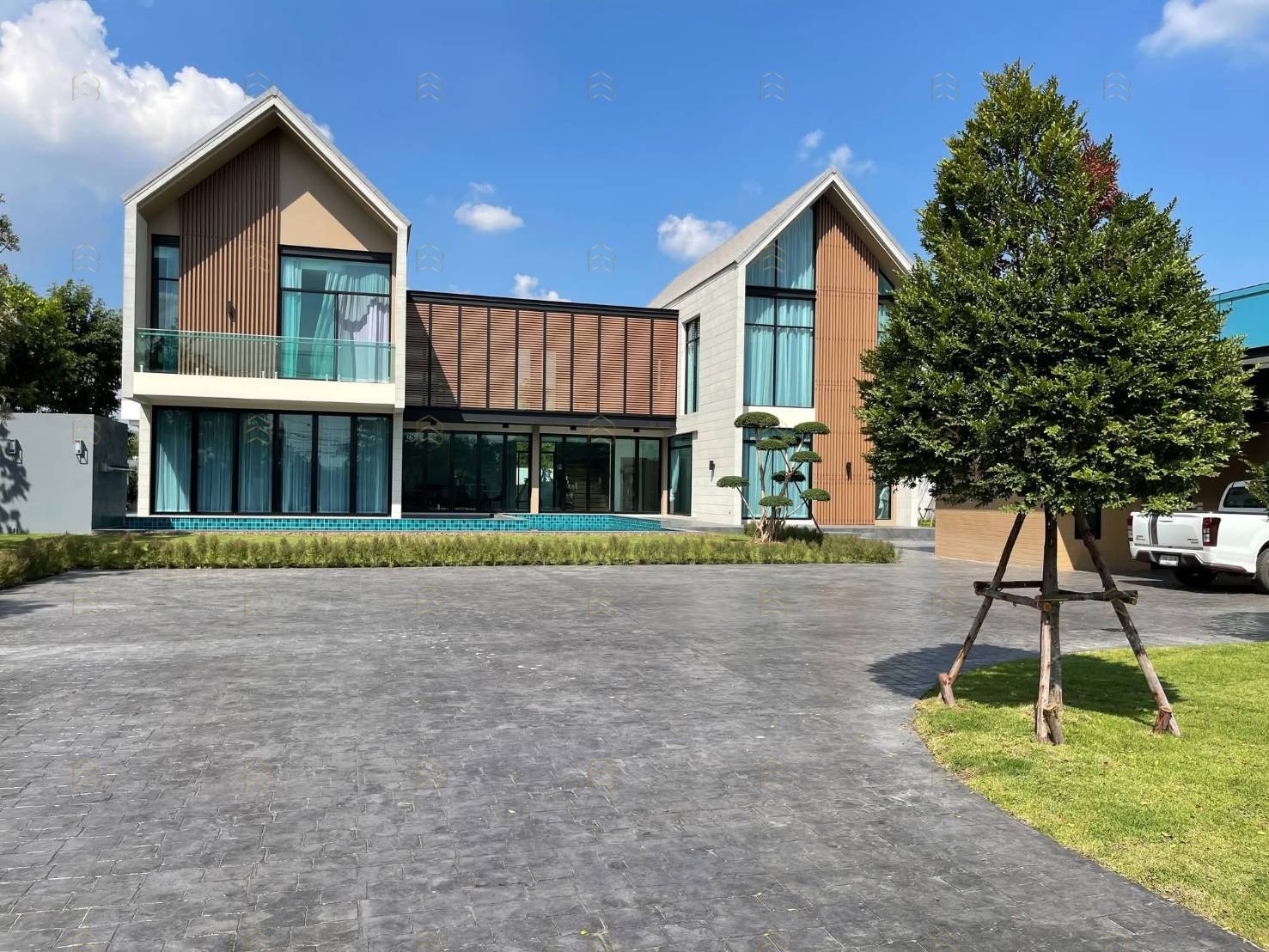 HOT สุด! ขายบ้านหรู 500 ตร.ว. รามอินทรา 117 สระว่ายน้ำส่วนตัว จอดรถ 20 คัน เลขที่บ้านมงคล 99/9 - Image 2