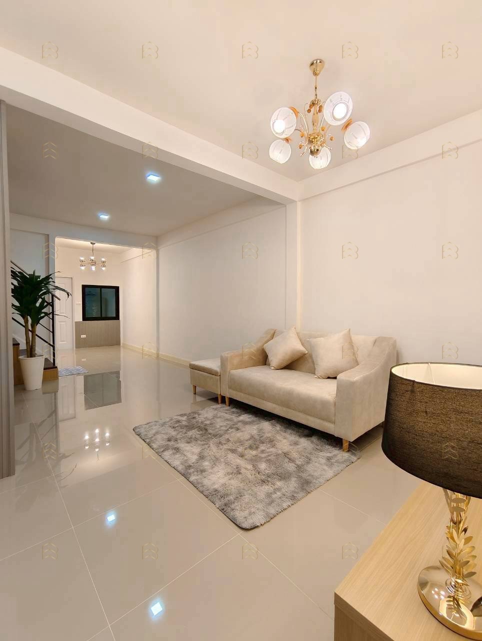 ขายทาวน์เฮาส์ 2 ชั้น หมู่บ้านสมชายพัฒนา บางกรวย แต่งใหม่สไตล์โมเดิร์น วัสดุพรีเมียม พร้อมเฟอร์ฯ และเครื่องครัวครบชุด - Image 4