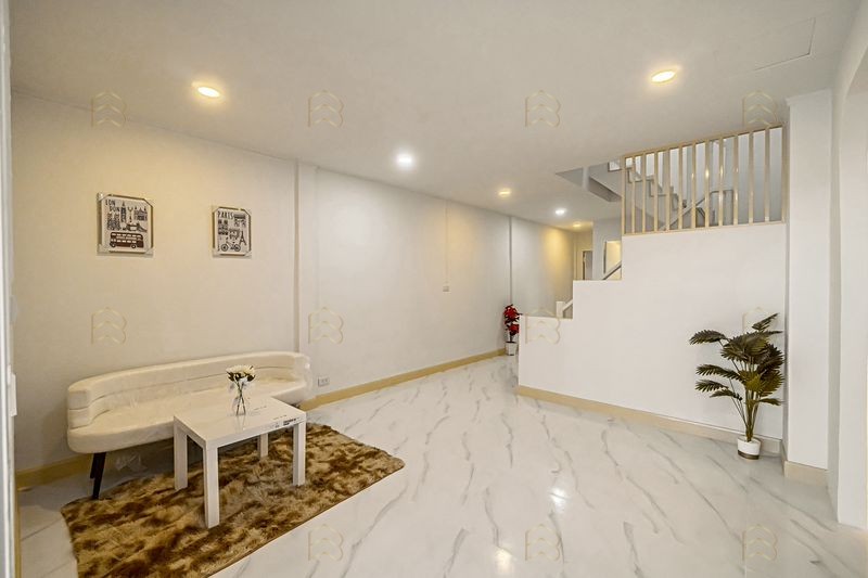 ขายทาวน์เฮ้าส์ 2 ชั้น หมู่บ้านลุมพินี (ติดถนนกาญจนาภิเษก) ทำเลดีเยี่ยมเดินทางสะดวก สภาพแวดล้อมน่าอยู่ พร้อมฟังก์ชันห้องนอนชั้นล่าง - Image 3