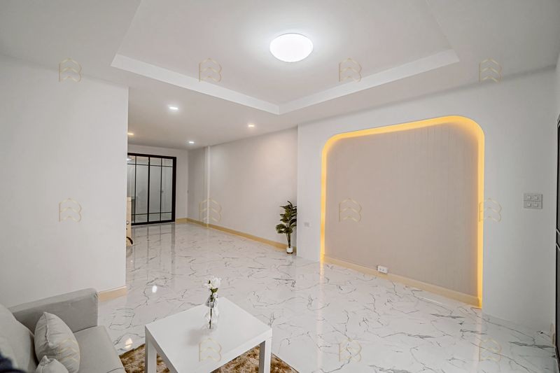 ขายทาวน์เฮ้าส์ 2 ชั้น หมู่บ้านปิยวรารมย์ (บ้านกล้วย-ไทรน้อย) รีโนเวทใหม่ฟังก์ชัน 3 นอน มีเทอเรสทั้งหน้าและหลังบ้าน - Image 4