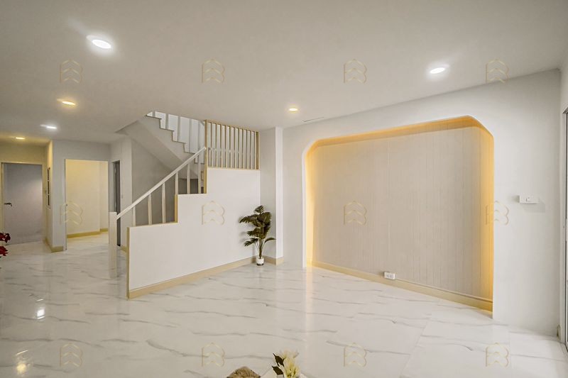 ขายทาวน์เฮ้าส์ 2 ชั้น หมู่บ้านลุมพินี (ติดถนนกาญจนาภิเษก) ทำเลดีเยี่ยมเดินทางสะดวก สภาพแวดล้อมน่าอยู่ พร้อมฟังก์ชันห้องนอนชั้นล่าง - Image 4