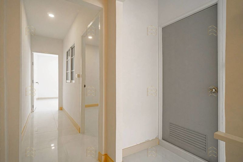 ขายทาวน์เฮาส์ 2 ชั้น หมู่บ้านธารทอง 2 ซอยวัดลาดปลาดุก ทำเลดีเยี่ยมใกล้ปากซอยเพียง 1 กม. ตกแต่งใหม่พร้อมเข้าอยู่ - Image 3
