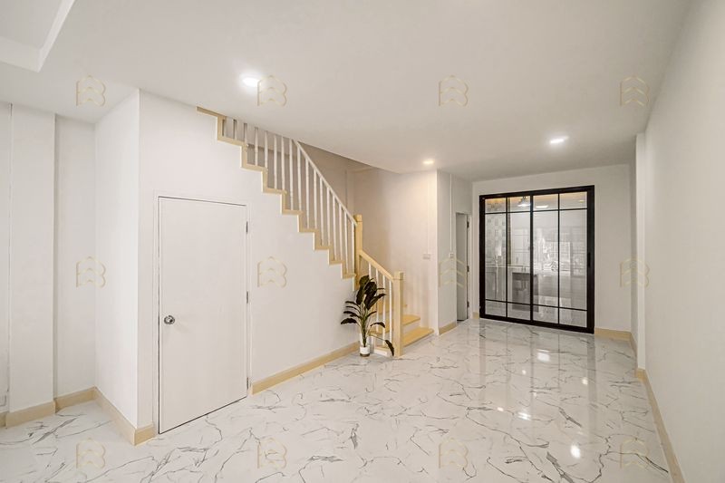 ขายทาวน์เฮ้าส์ 2 ชั้น หมู่บ้านปิยวรารมย์ (บ้านกล้วย-ไทรน้อย) รีโนเวทใหม่ฟังก์ชัน 3 นอน มีเทอเรสทั้งหน้าและหลังบ้าน - Image 5