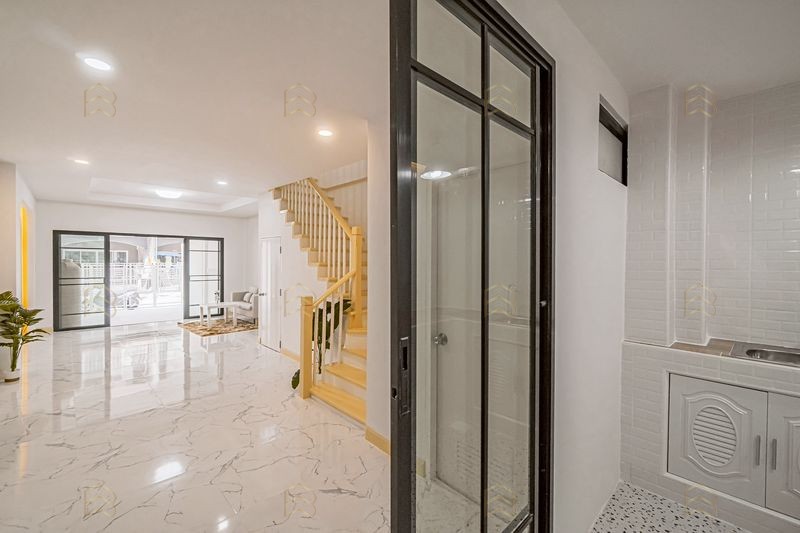 ขายทาวน์เฮ้าส์ 2 ชั้น หมู่บ้านปิยวรารมย์ (บ้านกล้วย-ไทรน้อย) รีโนเวทใหม่ฟังก์ชัน 3 นอน มีเทอเรสทั้งหน้าและหลังบ้าน - Image 6