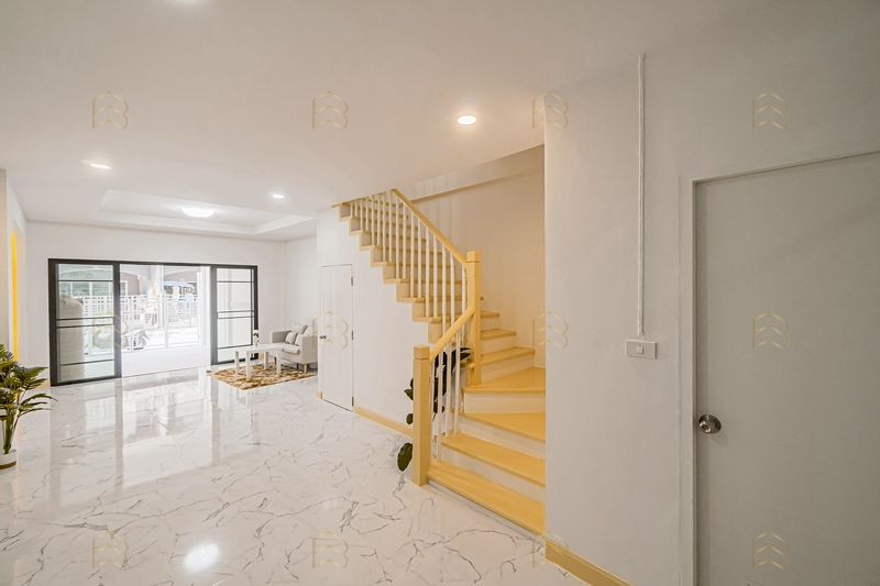 ขายทาวน์เฮ้าส์ 2 ชั้น หมู่บ้านปิยวรารมย์ (บ้านกล้วย-ไทรน้อย) รีโนเวทใหม่ฟังก์ชัน 3 นอน มีเทอเรสทั้งหน้าและหลังบ้าน - Image 7