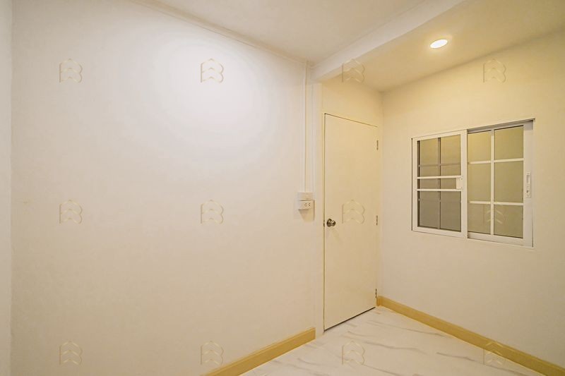 ขายทาวน์เฮ้าส์ 2 ชั้น หมู่บ้านลุมพินี (ติดถนนกาญจนาภิเษก) ทำเลดีเยี่ยมเดินทางสะดวก สภาพแวดล้อมน่าอยู่ พร้อมฟังก์ชันห้องนอนชั้นล่าง - Image 8