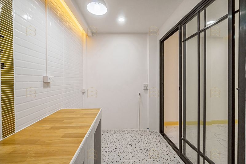 ขายทาวน์เฮ้าส์ 2 ชั้น หมู่บ้านปิยวรารมย์ (บ้านกล้วย-ไทรน้อย) รีโนเวทใหม่ฟังก์ชัน 3 นอน มีเทอเรสทั้งหน้าและหลังบ้าน - Image 10