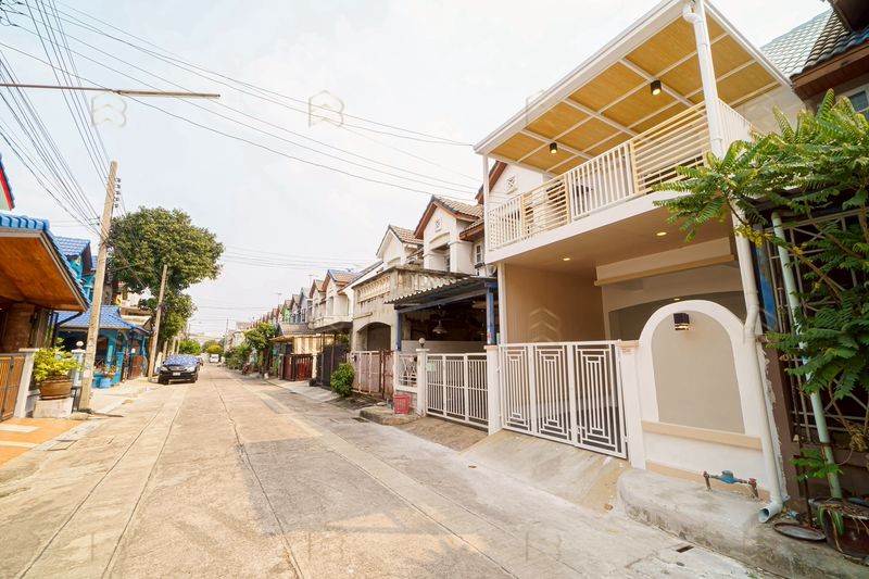 ขายทาวน์เฮ้าส์ 2 ชั้น หมู่บ้านลุมพินี (ติดถนนกาญจนาภิเษก) ทำเลดีเยี่ยมเดินทางสะดวก สภาพแวดล้อมน่าอยู่ พร้อมฟังก์ชันห้องนอนชั้นล่าง - Image 2