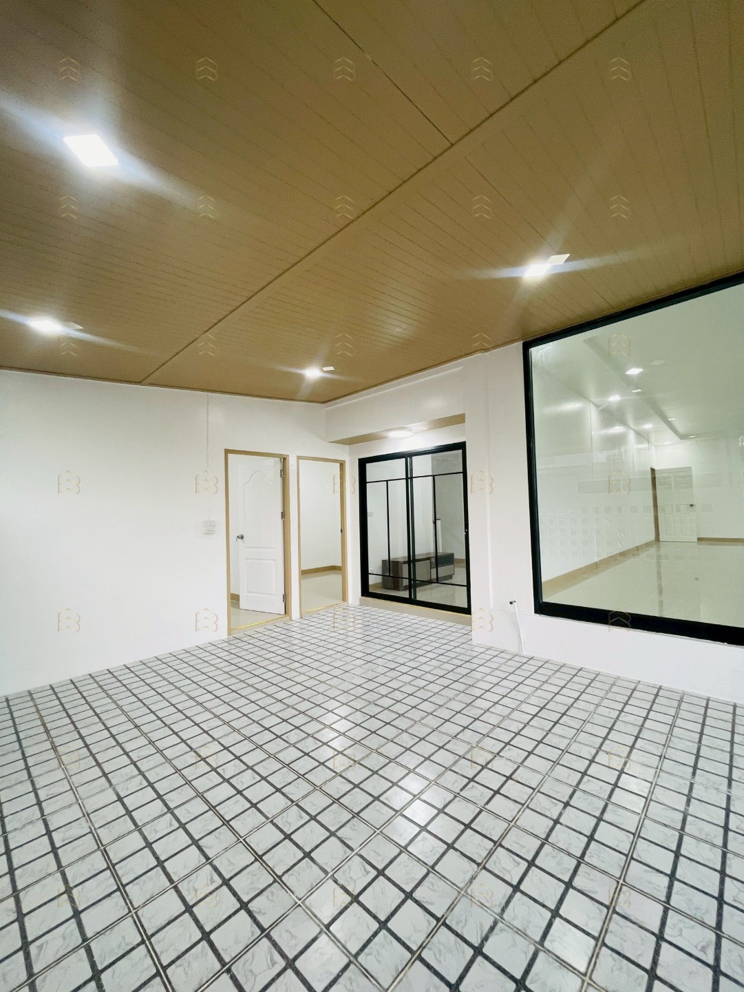 ขายบ้าน ทาวน์เฮ้าส์ 2 ชั้น หมู่บ้านพฤกษา 45 ถนนวัดลาดปลาดุก หลังมุม ถนนเมน ค้าขายได้ มีห้องกระจกขนาดใหญ่สามารถทำออฟฟิศหรือร้านค้าได้ ทำเลดี รถประจำทางผ่านหน้าหมู่บ้าน เดินเข้าบ้านได้สะดวก ราคาพิเศษเพียง 2.99 ล้านบาท ฟรีโอน - Image 3