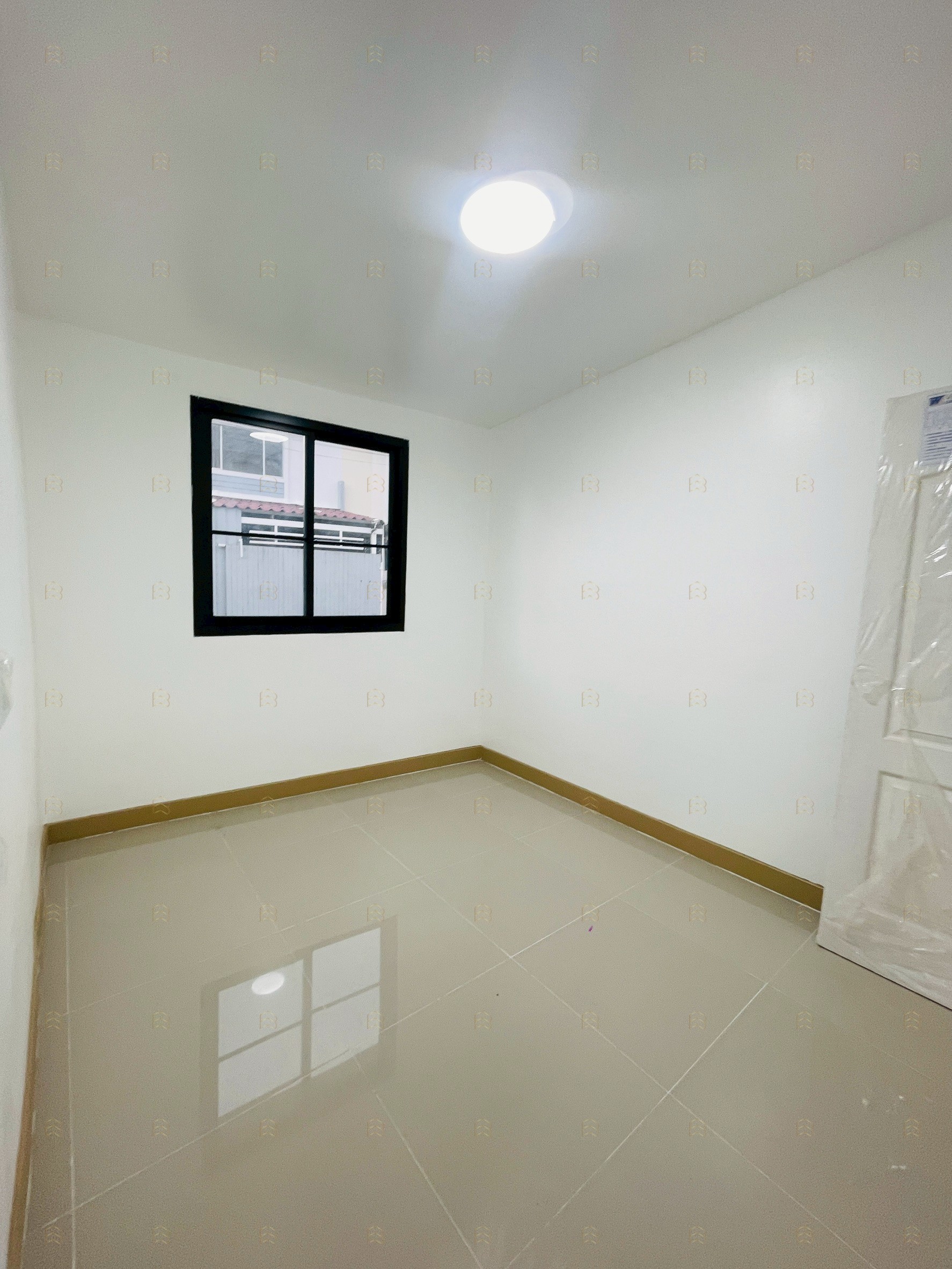 ขายบ้าน ทาวน์เฮ้าส์ 2 ชั้น หมู่บ้านพฤกษา 45 ถนนวัดลาดปลาดุก หลังมุม ถนนเมน ค้าขายได้ มีห้องกระจกขนาดใหญ่สามารถทำออฟฟิศหรือร้านค้าได้ ทำเลดี รถประจำทางผ่านหน้าหมู่บ้าน เดินเข้าบ้านได้สะดวก ราคาพิเศษเพียง 2.99 ล้านบาท ฟรีโอน - Image 5