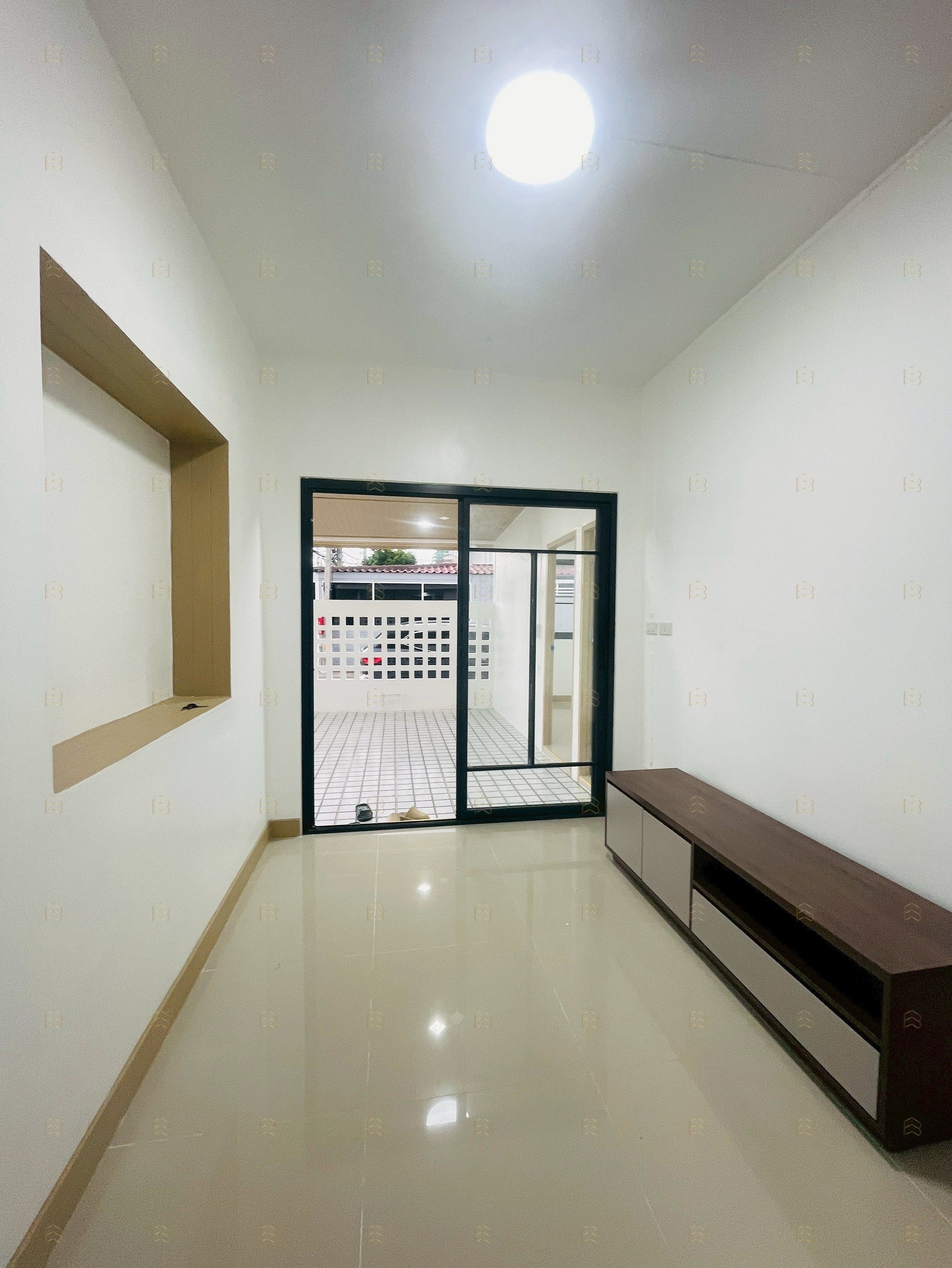 ขายบ้าน ทาวน์เฮ้าส์ 2 ชั้น หมู่บ้านพฤกษา 45 ถนนวัดลาดปลาดุก หลังมุม ถนนเมน ค้าขายได้ มีห้องกระจกขนาดใหญ่สามารถทำออฟฟิศหรือร้านค้าได้ ทำเลดี รถประจำทางผ่านหน้าหมู่บ้าน เดินเข้าบ้านได้สะดวก ราคาพิเศษเพียง 2.99 ล้านบาท ฟรีโอน - Image 9