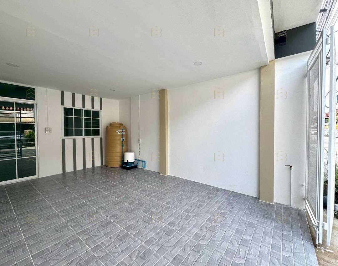 ขายทาวน์เฮ้าส์ 2 ชั้น หมู่บ้านฉัตรณรงค์วิลล่า 3 ทำเลทองซอยเปียร์นนท์ ใกล้รถไฟฟ้าสถานีคูคต แต่งใหม่ทั้งหลัง - Image 4