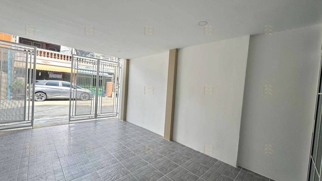 ขายทาวน์เฮ้าส์ 2 ชั้น หมู่บ้านฉัตรณรงค์วิลล่า 3 ทำเลทองซอยเปียร์นนท์ ใกล้รถไฟฟ้าสถานีคูคต แต่งใหม่ทั้งหลัง - Image 5