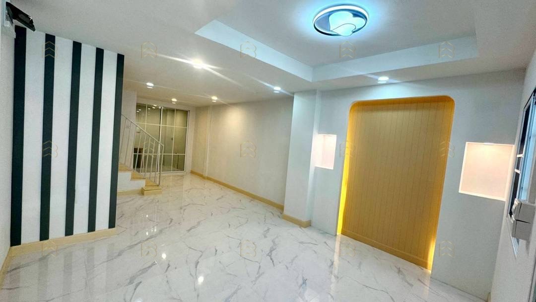 ขายทาวน์เฮ้าส์ 2 ชั้น หมู่บ้านฉัตรณรงค์วิลล่า 3 ทำเลทองซอยเปียร์นนท์ ใกล้รถไฟฟ้าสถานีคูคต แต่งใหม่ทั้งหลัง - Image 7