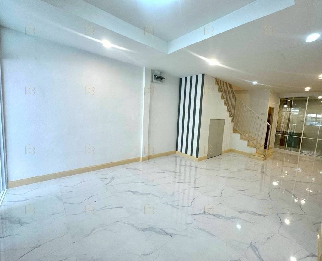 ขายทาวน์เฮ้าส์ 2 ชั้น หมู่บ้านฉัตรณรงค์วิลล่า 3 ทำเลทองซอยเปียร์นนท์ ใกล้รถไฟฟ้าสถานีคูคต แต่งใหม่ทั้งหลัง - Image 8