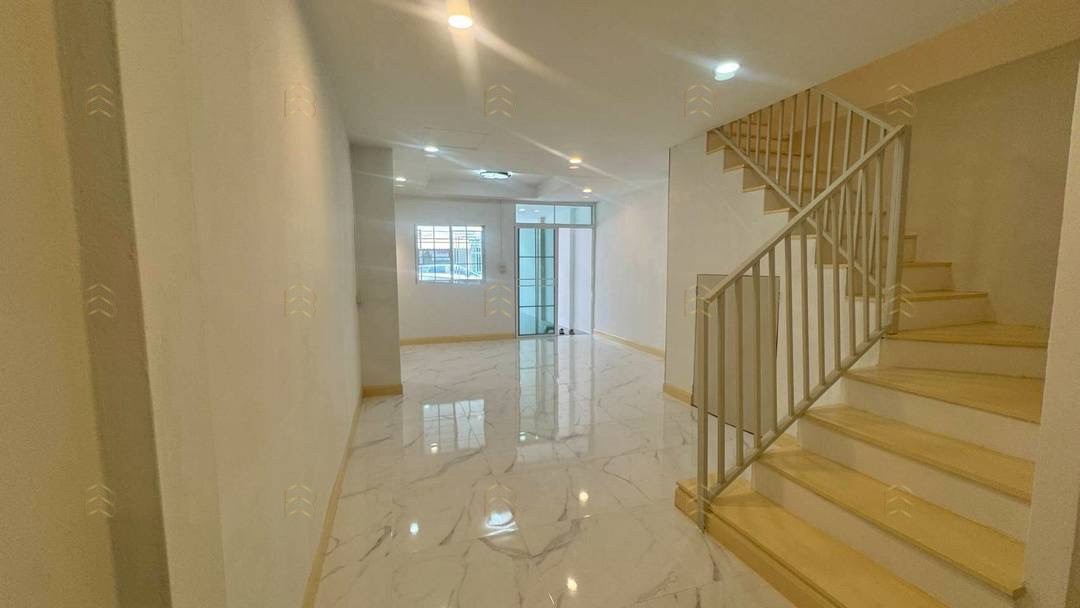 ขายทาวน์เฮ้าส์ 2 ชั้น หมู่บ้านฉัตรณรงค์วิลล่า 3 ทำเลทองซอยเปียร์นนท์ ใกล้รถไฟฟ้าสถานีคูคต แต่งใหม่ทั้งหลัง - Image 9