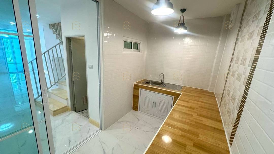 ขายทาวน์เฮ้าส์ 2 ชั้น หมู่บ้านฉัตรณรงค์วิลล่า 3 ทำเลทองซอยเปียร์นนท์ ใกล้รถไฟฟ้าสถานีคูคต แต่งใหม่ทั้งหลัง - Image 10