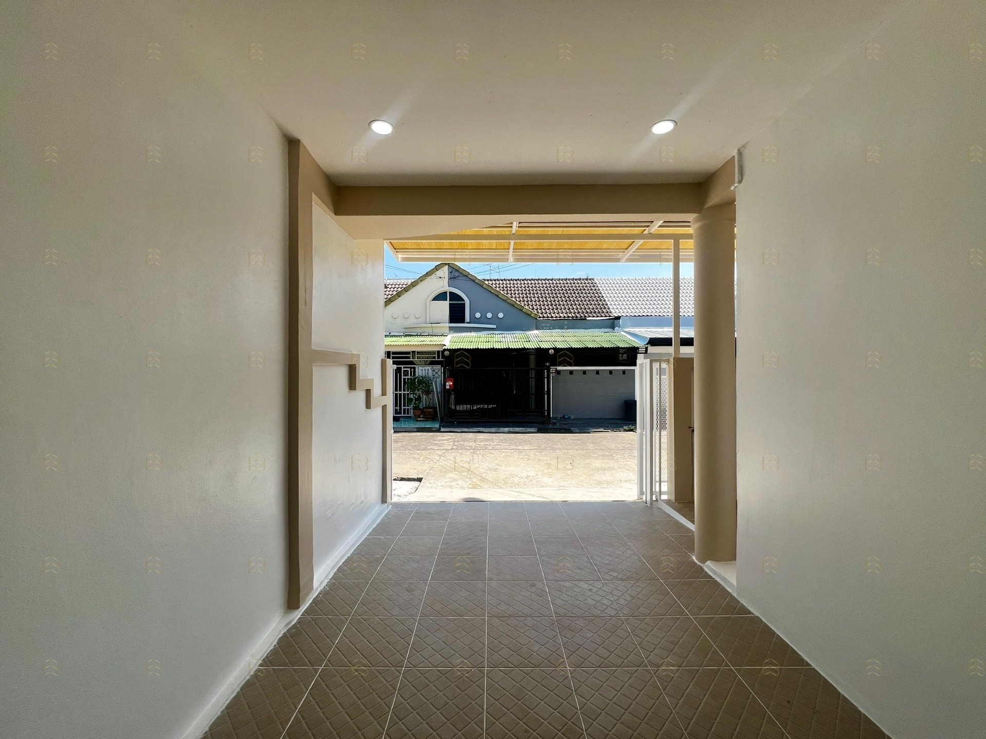 ขายทาวน์เฮ้าส์ชั้นเดียว หมู่บ้านร่มเงาไม้ วัดลาดปลาดุก แต่งใหม่พร้อมอยู่ ฟรีเฟอร์ฯ และโอน - Image 3