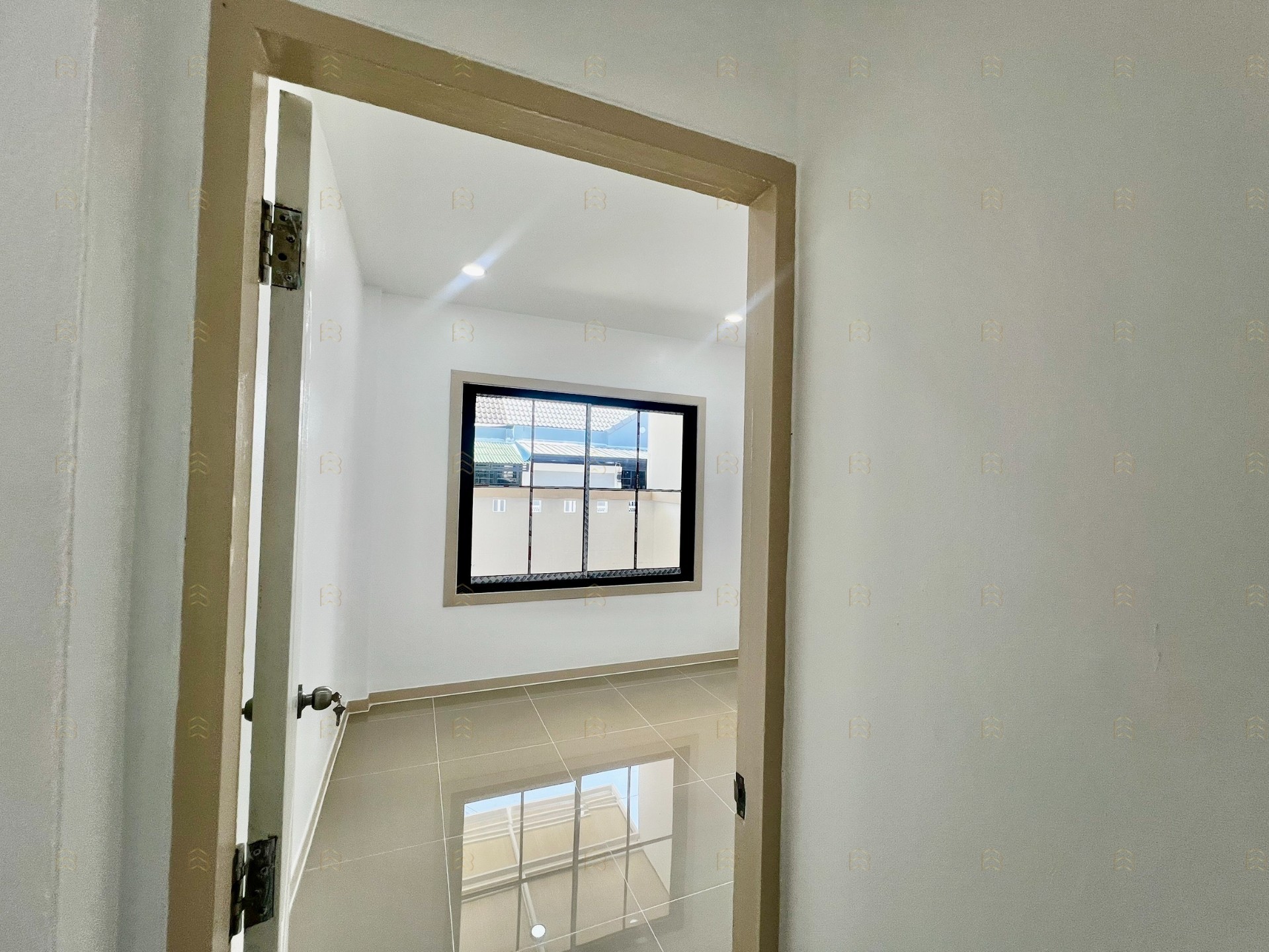 ขายทาวน์เฮ้าส์ชั้นเดียว หมู่บ้านร่มเงาไม้ วัดลาดปลาดุก แต่งใหม่พร้อมอยู่ ฟรีเฟอร์ฯ และโอน - Image 7