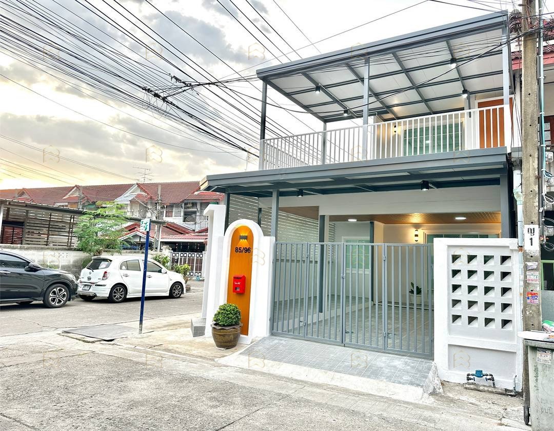 ขายทาวน์เฮาส์ 2 ชั้น หลังมุม หมู่บ้านอุบลชาติ 2 ไทรม้า-ท่าอิฐ 28.4 ตร.ว. ตกแต่งใหม่ ใกล้รถไฟฟ้าเพียง 5 นาที - Image 2