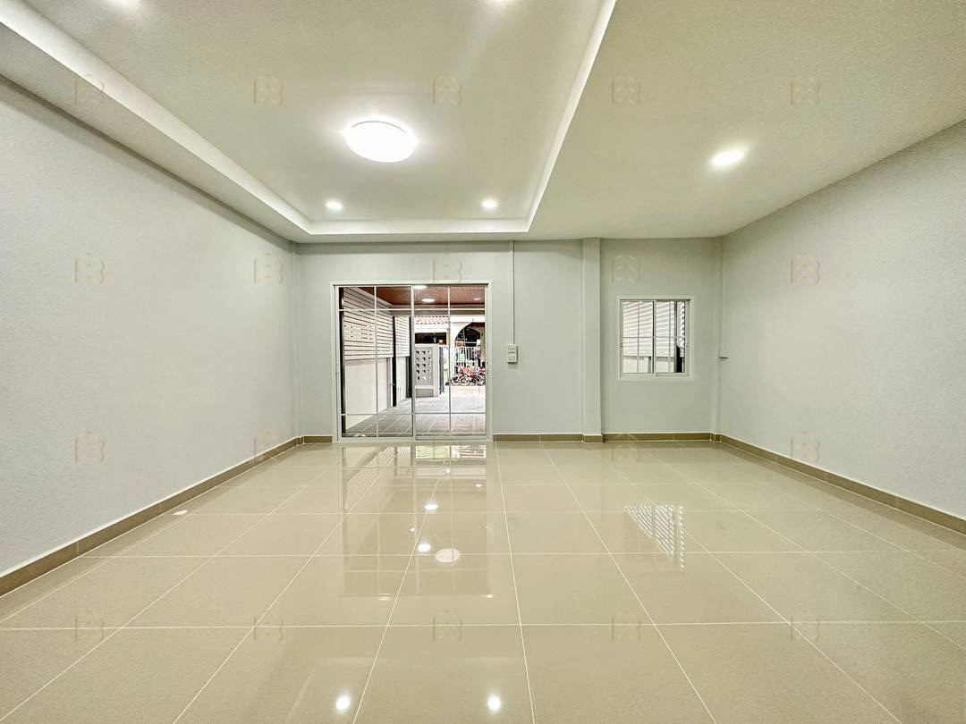 ขายทาวน์เฮาส์ 2 ชั้น หลังมุม หมู่บ้านอุบลชาติ 2 ไทรม้า-ท่าอิฐ 28.4 ตร.ว. ตกแต่งใหม่ ใกล้รถไฟฟ้าเพียง 5 นาที - Image 10