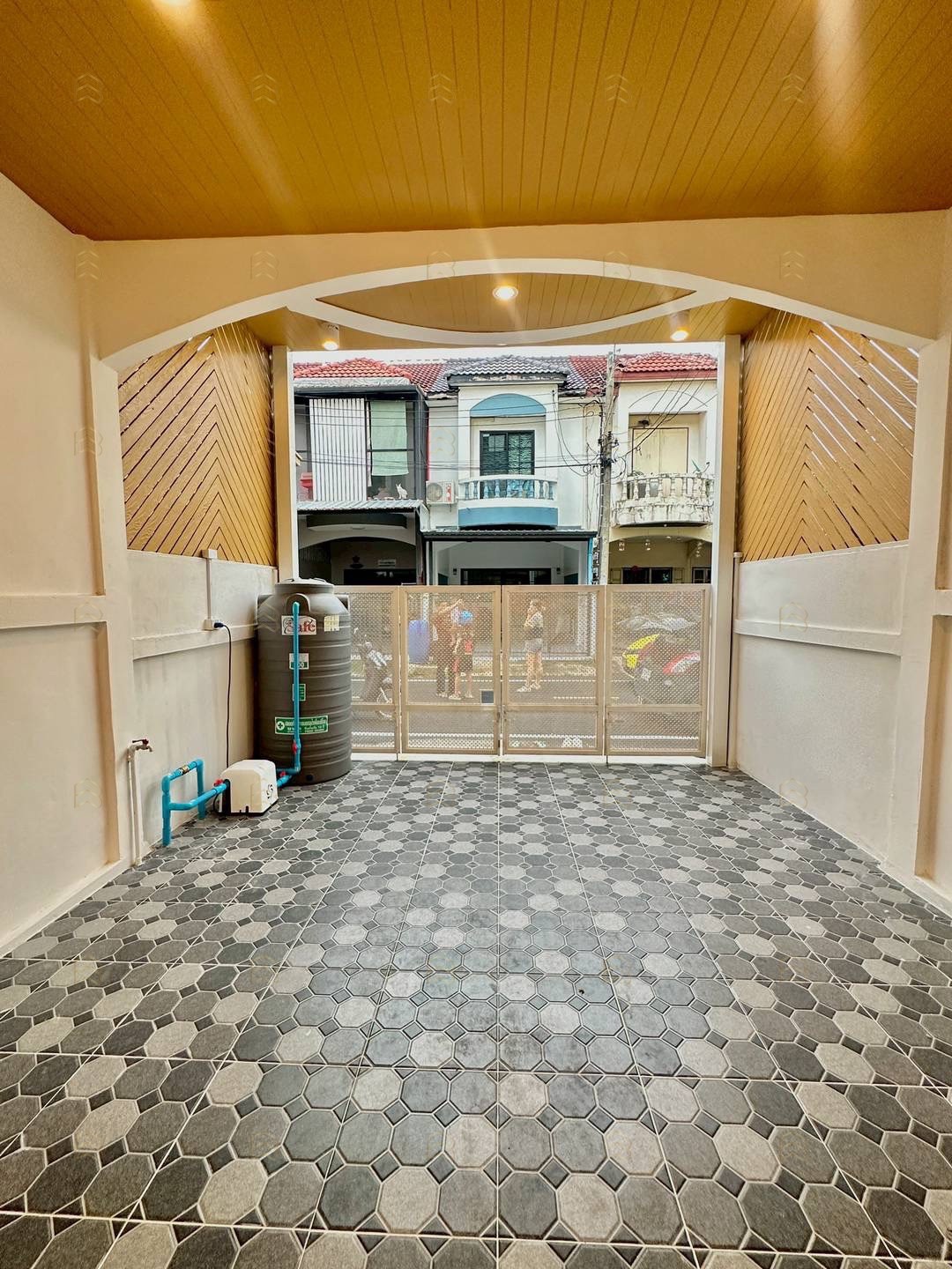 ขายทาวน์เฮาส์ 2 ชั้น หมู่บ้านบัวทอง 1 ติดรถไฟฟ้าสถานีคลองบางไผ่ ตกแต่งใหม่สไตล์มินิมอลคาเฟ่ - Image 2