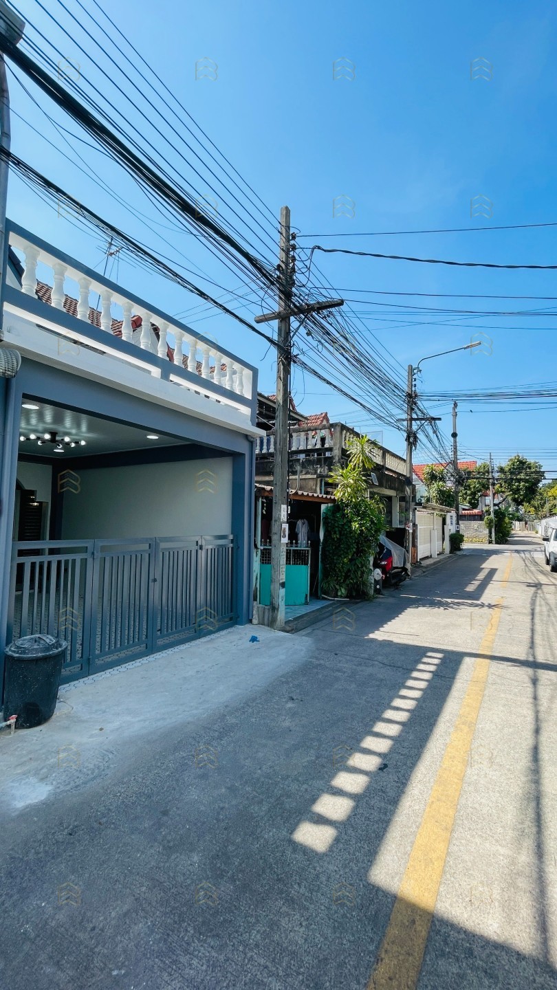 ขายทาวน์เฮาส์ 2 ชั้น สนามบินน้ำ ซอยนนทบุรี 42 ตกแต่งใหม่พร้อมอยู่ ทำเลดีใกล้กองสลาก - Image 2