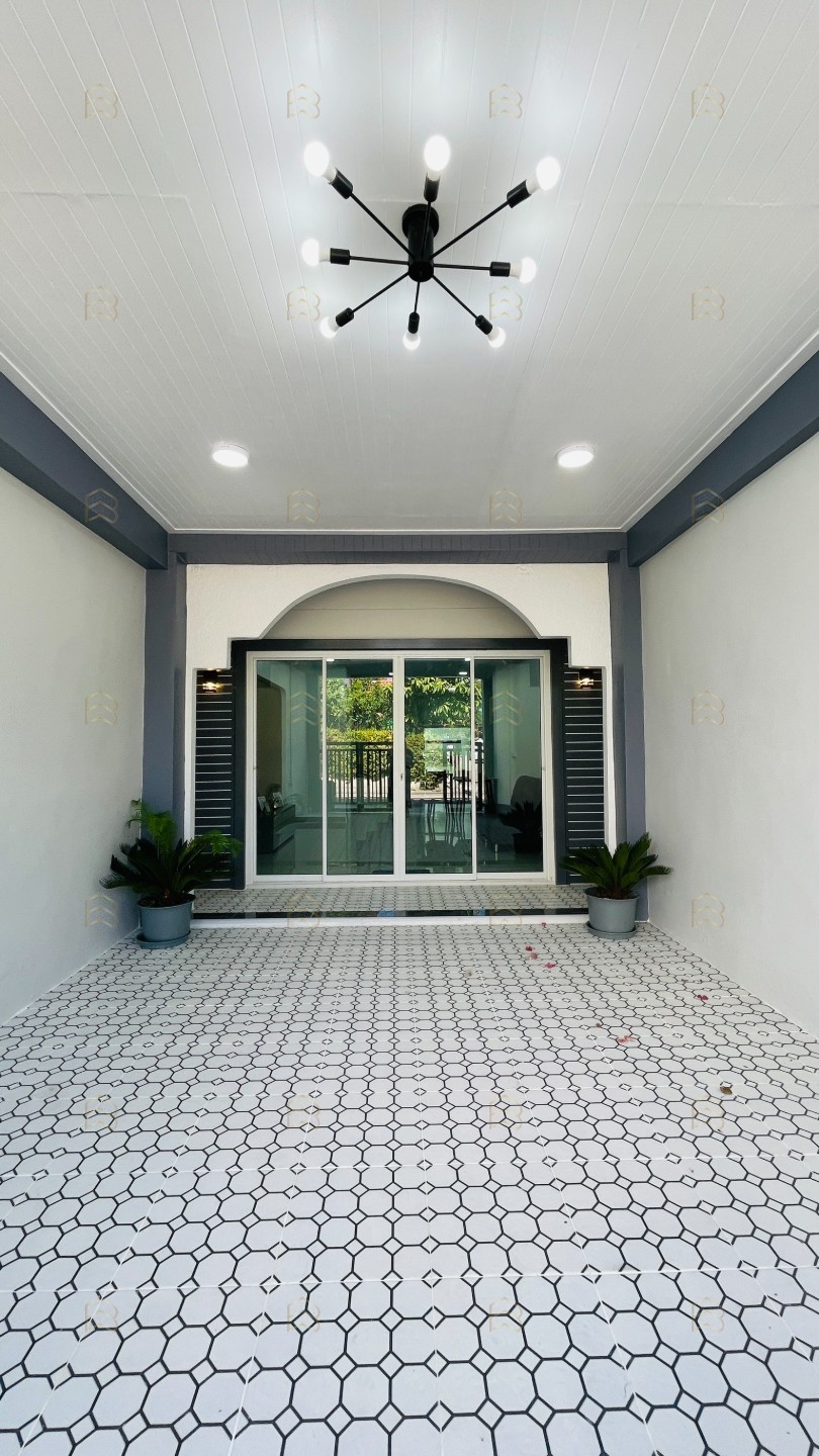 ขายทาวน์เฮาส์ 2 ชั้น สนามบินน้ำ ซอยนนทบุรี 42 ตกแต่งใหม่พร้อมอยู่ ทำเลดีใกล้กองสลาก - Image 4