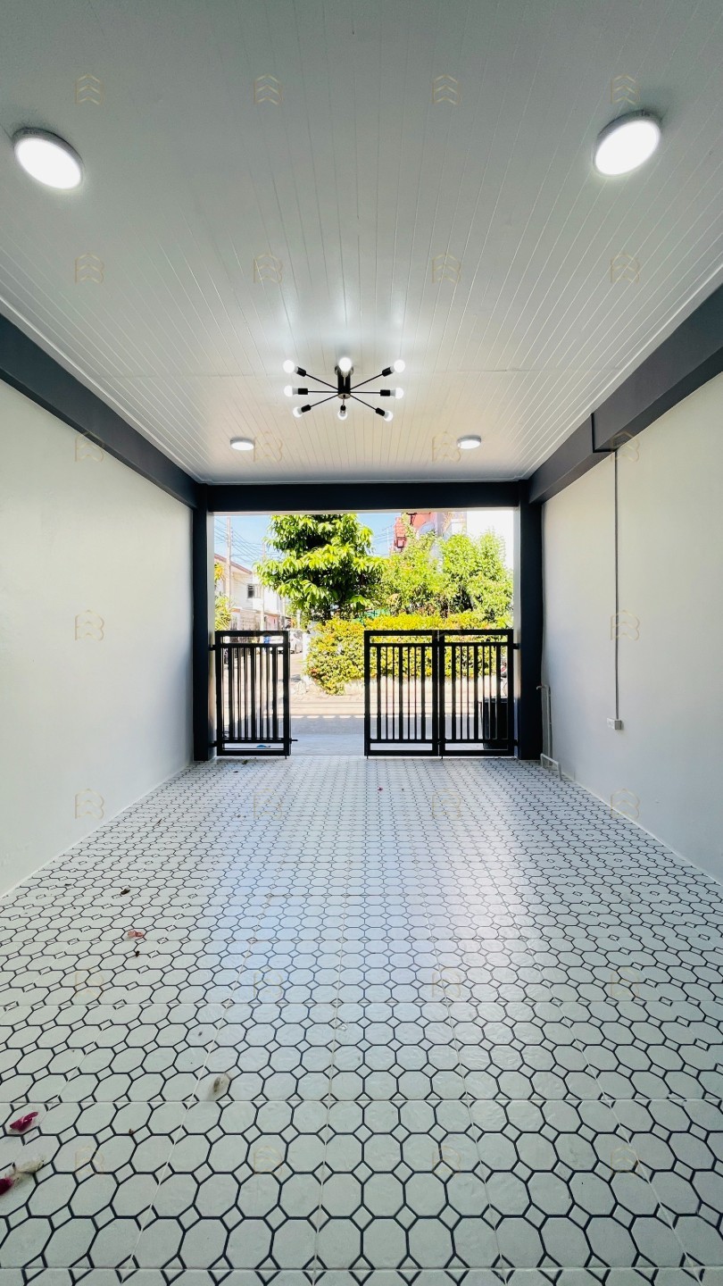 ขายทาวน์เฮาส์ 2 ชั้น สนามบินน้ำ ซอยนนทบุรี 42 ตกแต่งใหม่พร้อมอยู่ ทำเลดีใกล้กองสลาก - Image 5