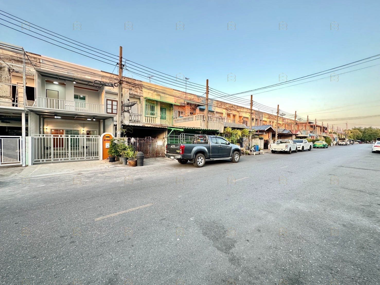 ขายทาวน์เฮ้าส์ 2 ชั้น หมู่บ้านร่มเงาไม้ ถนนเมนค้าขายได้ ตกแต่งใหม่พร้อมระเบียงกว้าง ใกล้รถไฟฟ้า - Image 2