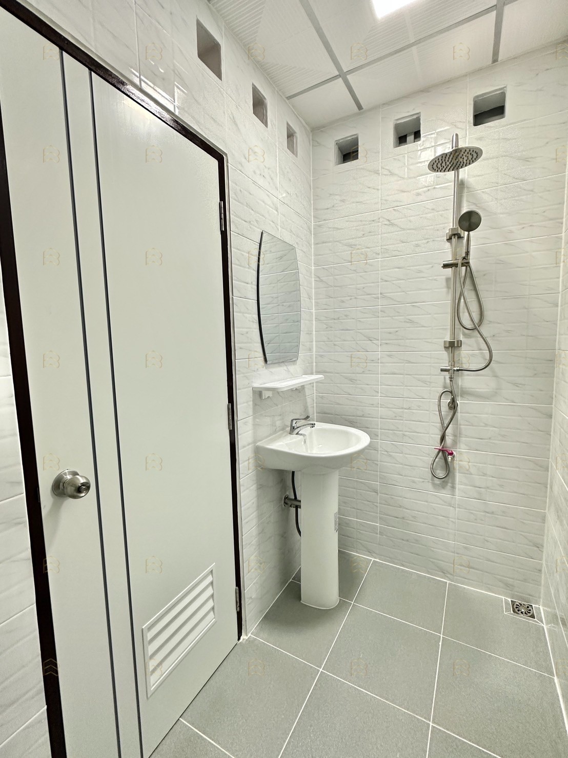 ขายทาวน์เฮ้าส์ 2 ชั้น หมู่บ้านร่มเงาไม้ ถนนเมนค้าขายได้ ตกแต่งใหม่พร้อมระเบียงกว้าง ใกล้รถไฟฟ้า - Image 9