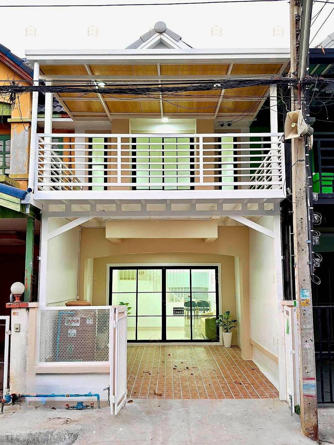 ขายทาวน์เฮาส์ 2 ชั้น หมู่บ้านลุมพินี ติดถนนกาญจนาภิเษก แต่งใหม่ มีระเบียง พร้อมห้องนอนชั้นล่าง - Image 2