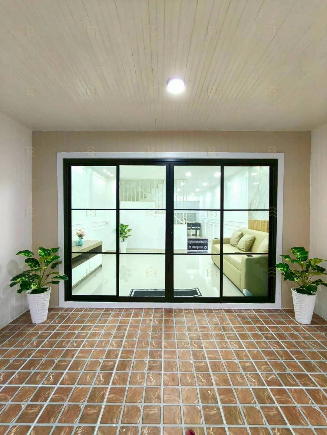 ขายทาวน์เฮาส์ 2 ชั้น หมู่บ้านลุมพินี ติดถนนกาญจนาภิเษก แต่งใหม่ มีระเบียง พร้อมห้องนอนชั้นล่าง - Image 4