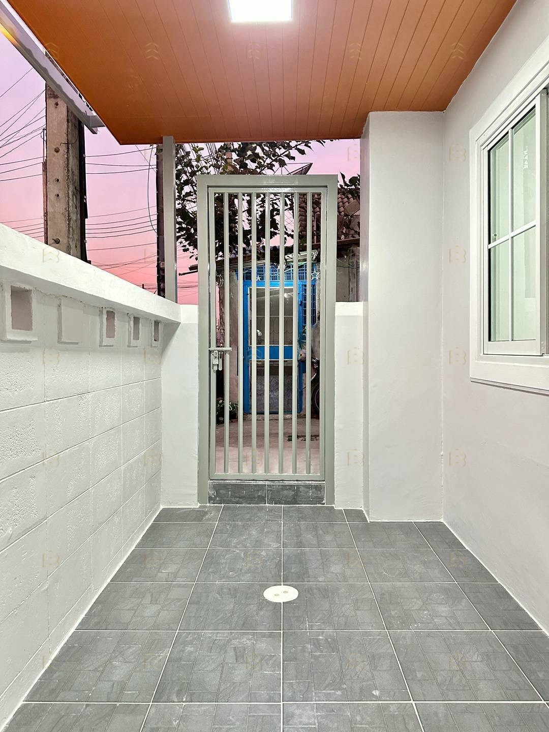 ขายทาวน์เฮ้าส์ 1 ชั้น หมู่บ้านร่มเงาไม้ ทำเลค้าขายได้ ติดถนนวัดลาดปลาดุก ตกแต่งใหม่ทั้งหลัง หลังบ้านวิวทุ่งนา - Image 8