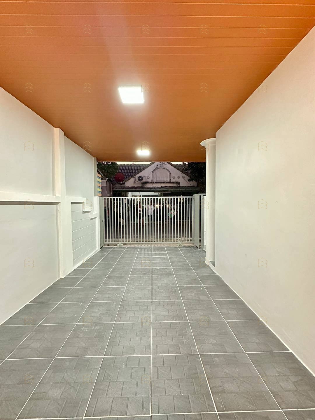 ขายทาวน์เฮ้าส์ 1 ชั้น หมู่บ้านร่มเงาไม้ ทำเลค้าขายได้ ติดถนนวัดลาดปลาดุก ตกแต่งใหม่ทั้งหลัง หลังบ้านวิวทุ่งนา - Image 9