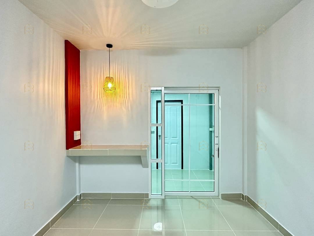 ขายทาวน์เฮ้าส์ 1 ชั้น หมู่บ้านร่มเงาไม้ ทำเลค้าขายได้ ติดถนนวัดลาดปลาดุก ตกแต่งใหม่ทั้งหลัง หลังบ้านวิวทุ่งนา - Image 10